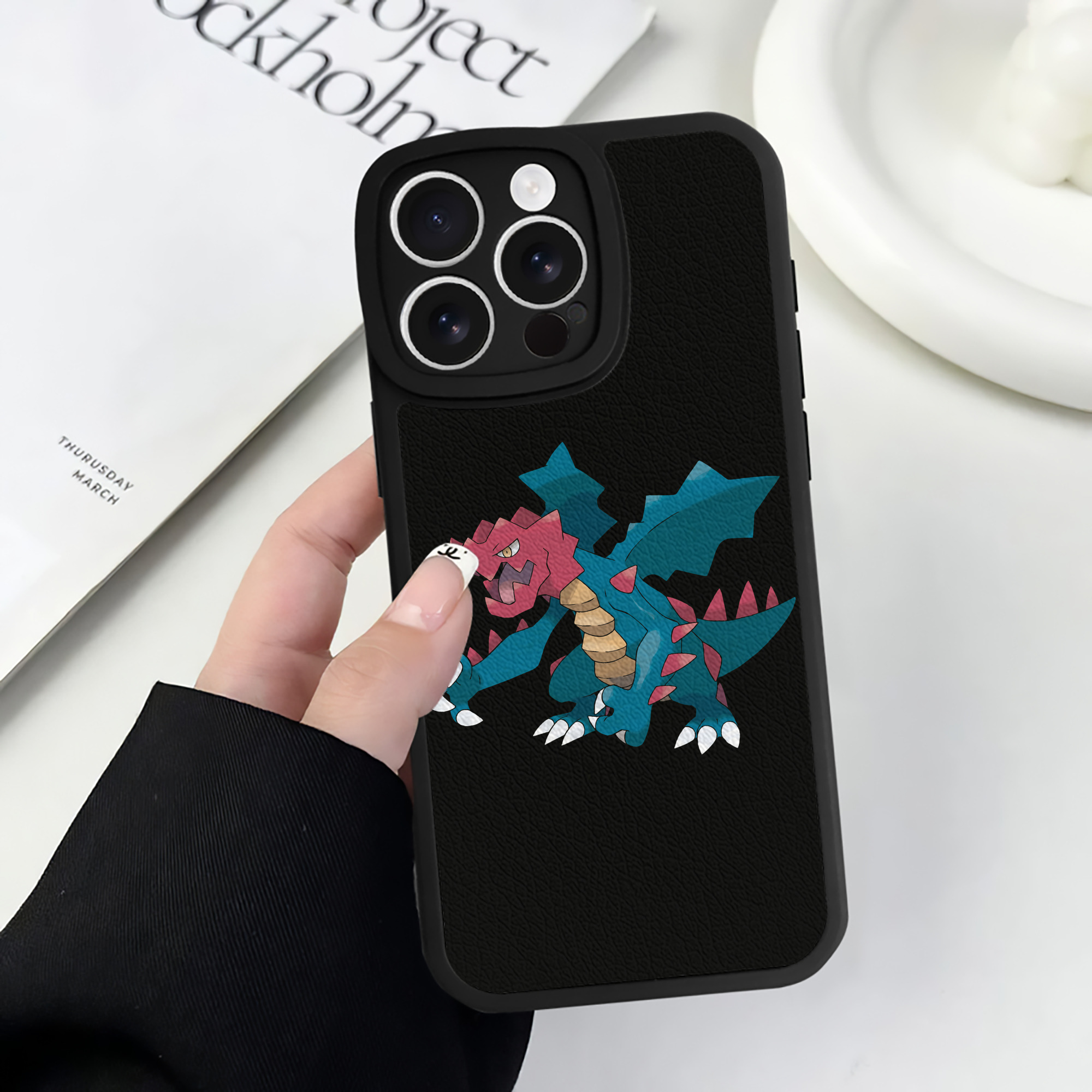（画像用） ポケットモンスター Pokémon 【iPhone 16シリーズ対応】シリコンスマホケース（レザー調） 材質：シリコン